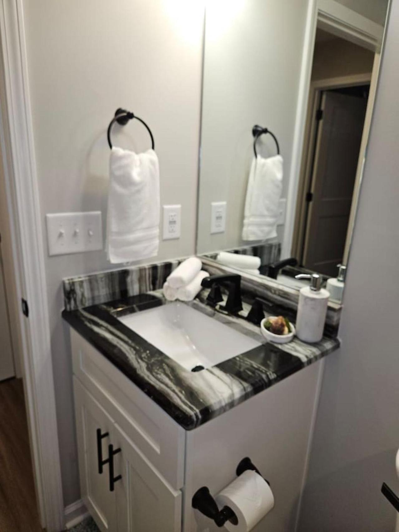 New Luxe Apt 3Br Downtown Fay Unit B 파예트빌 외부 사진